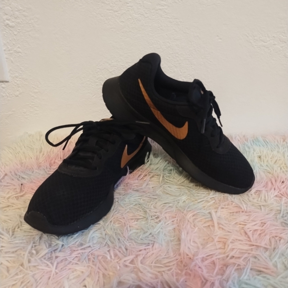 Nike size 9 Women Please Look At The Pictures Before Buy
